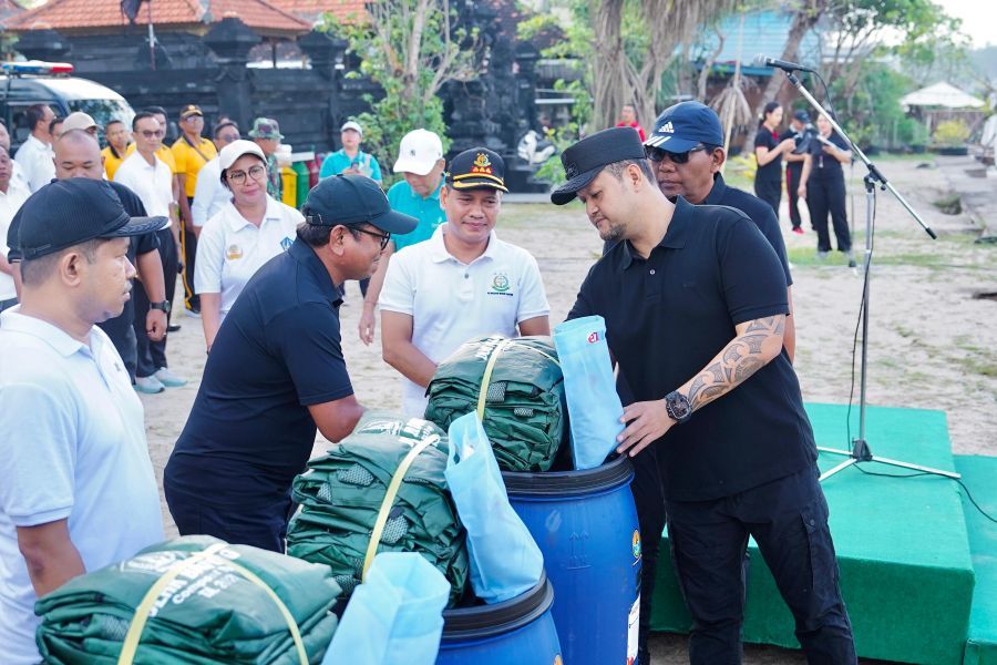 Wabup Badung Bagus Alit Sucipta saat hadir di World Water Day 2026 aksi bersih-bersih pantai di kawasan Pantai Kelan, Kuta, Badung, Bali, Jumat (27/3/2026). (foto/adi)